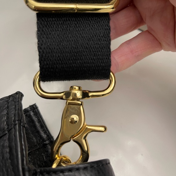 Used.excellent cond.Tory Burch black purse
Height: 7 1/2” length: 10” 18.5 - Picture 6 of 8